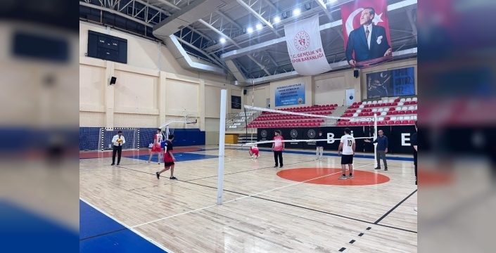 İl Müdürü Nejat İlhan'dan çocuklara voleybol şaşkınlığı!