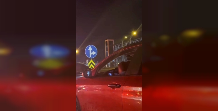 İnegöl'de bir sürücü, kucağında çocuğuyla araç kullanarak tehlike yarattı