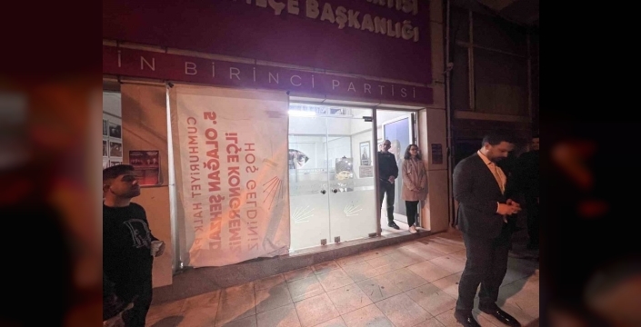 İş vaadi hayal kırıklığı, CHP binasına taşlı saldırı