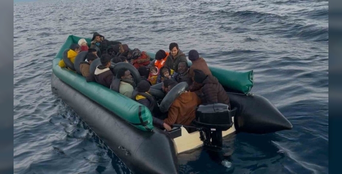 İzmir açıklarında 43 düzensiz göçmen yakalandı