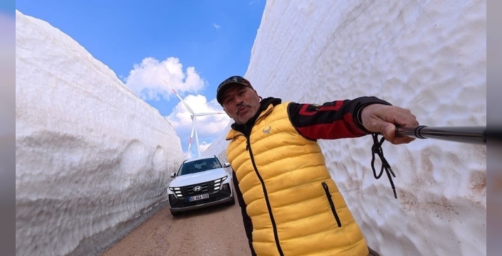 Kar duvarları arasındaki yol, doğa tutkunlarını büyülüyor