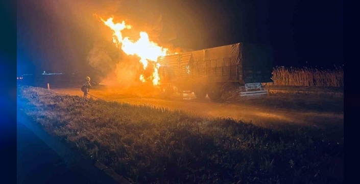 Karacabey'de tır yangını nedeniyle Bursa yolu trafiğe kapandı