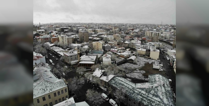 Kars'ta nisan ayında ağaçlar kırağıyla kaplandı