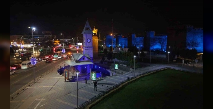 Kayseri'de otizm farkındalığı için tarihi yapılar mavi ışıkla aydınlatıldı