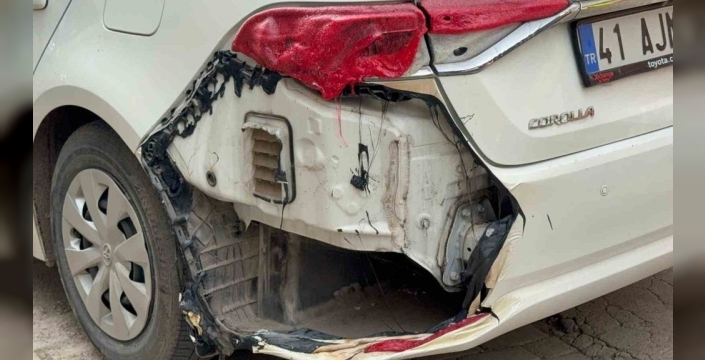 Kocaeli'de doğal gaz patlaması, park halindeki araca zarar verdi