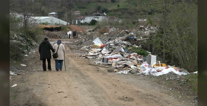 Rize'de vahşi çöp depolama sahası, mahalle sakinlerini bezdirdi