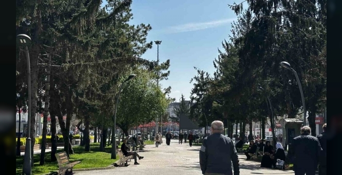 Sakaryalılar, güneşli günün tadını dışarıda çıkarıyor