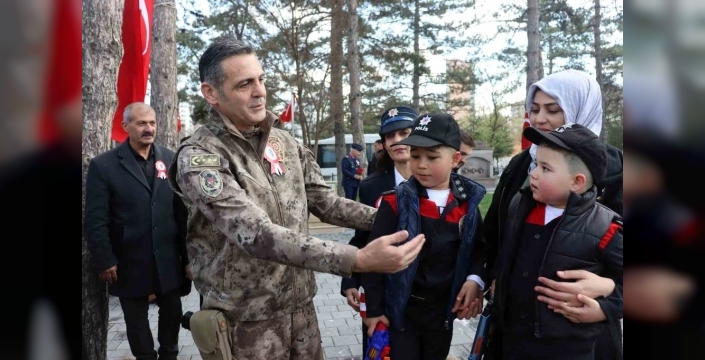 Şehit polisler mezarları başında anıldı: Kayseri'de duygusal anlar yaşandı