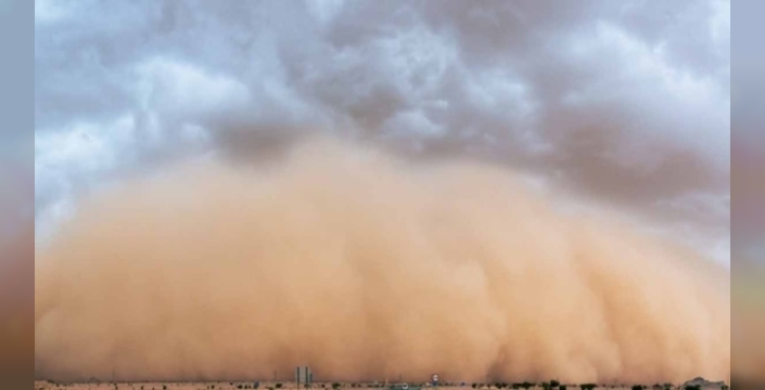 Şiddetli alçak basınç İtalya'nın gökyüzünü kahverengiye boyadı