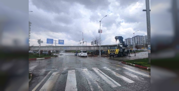 Siirt'te dev köprü kirişi kavşakta takılı kaldı, yol kapanınca trafik durdu