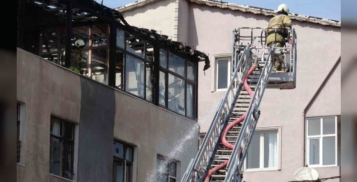 Sultanbeyli'de dehşet anları: İki evin çatısı alevlere teslim oldu!