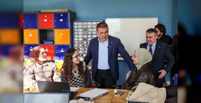 Vali Sözer, gençlik merkezi faaliyetlerini yerinde inceledi