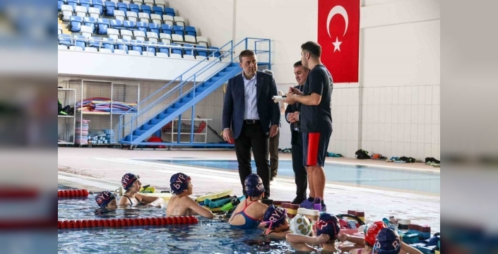 Vali Sözer, yüzme havuzunda genç sporcularla buluştu
