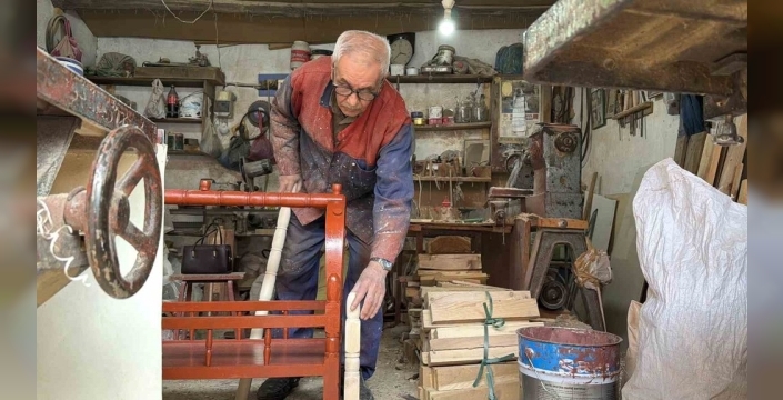 Yarım Asırlık El Emeği: Mardinli Usta, Ahşap Beşik Geleneğini Tek Başına Yaşatıyor