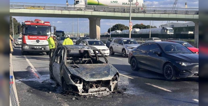 Zeytinburnu sahil yolunda otomobil alev aldı