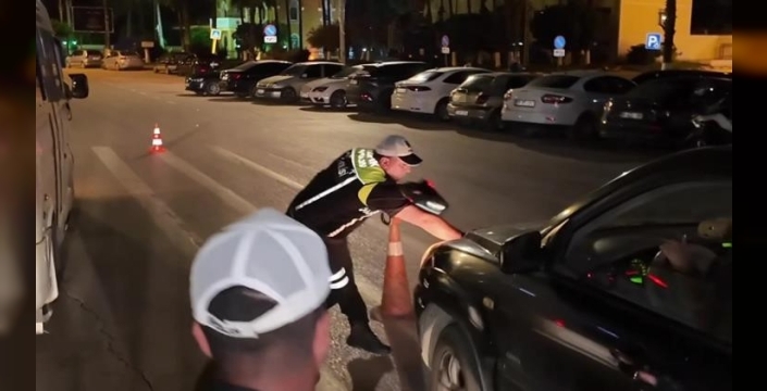 Adana'da kaçan sürücü, polis memurunu ezmeye çalıştı
