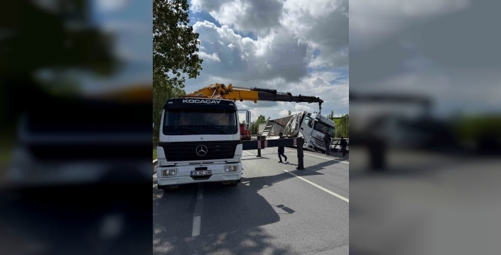 Afyonkarahisar'da eşya yüklü tır refüje devrildi, şans eseri can kaybı yok