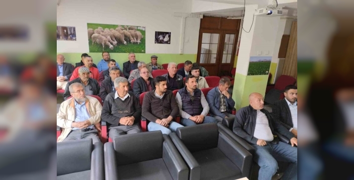 Altıntaş'ta üreticilere yetkilendirilmiş uygulayıcı belgesi eğitimi verildi