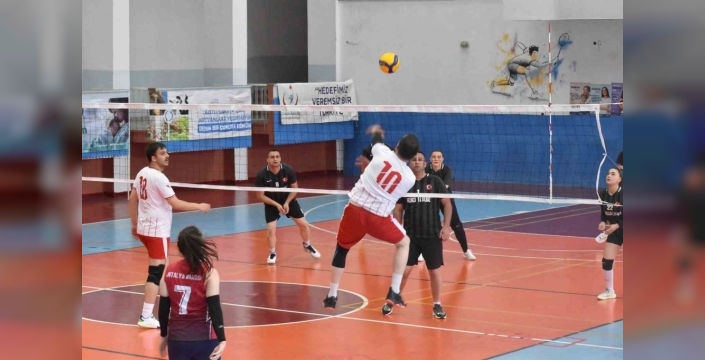 Antalya'da sağlık çalışanları voleybol turnuvasında buluştu