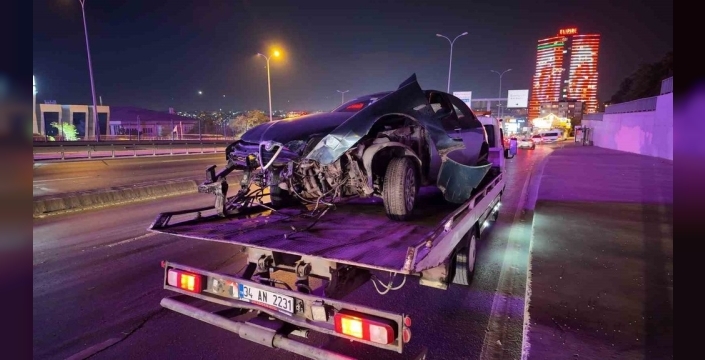 Avcılar'da E-5'te şok kaza: Alkollü sürücü yan yola uçtu!
