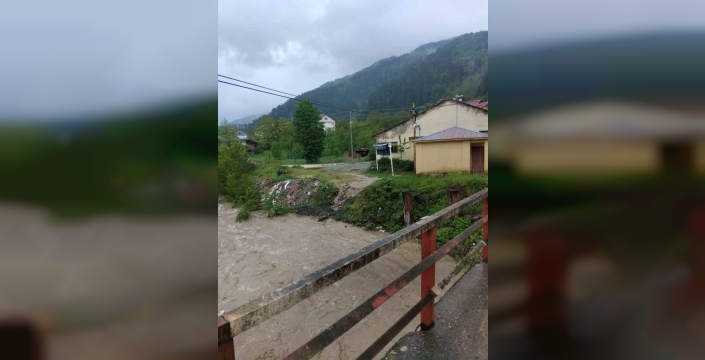 Azdavay'da sağanak sonrası yürüyüş köprüsü sele kapıldı
