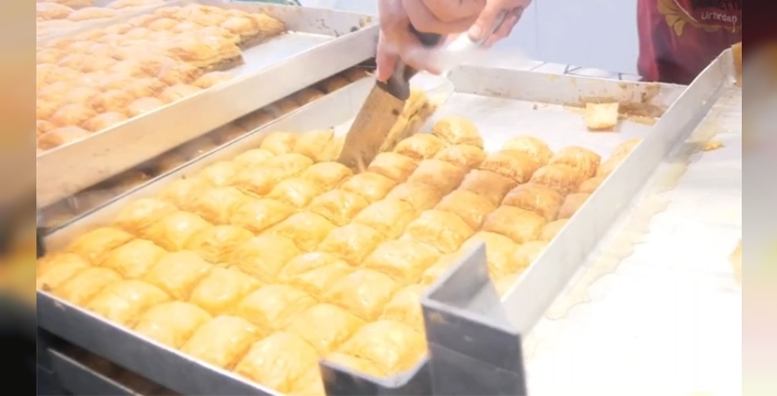 Baklava kuyruğunda isyan: 'Hayat pahalılığı bizi bu hale getirdi