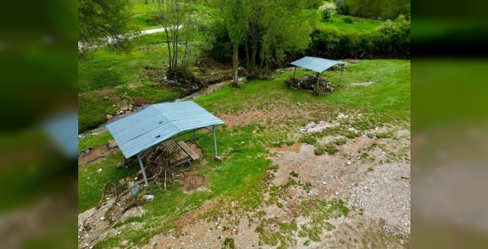 Bayat'ta sağanak sonrası sel, çevre kirliliğini arttırdı