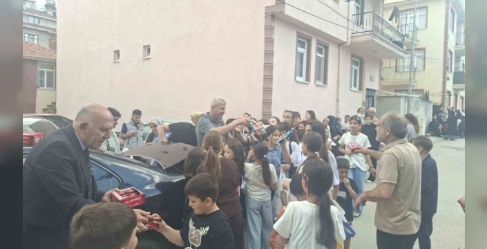 Bayram arifesinde Kütahya'da 'Holo' geleneği coşkusu: Çocuklar sokakları şenlendirdi