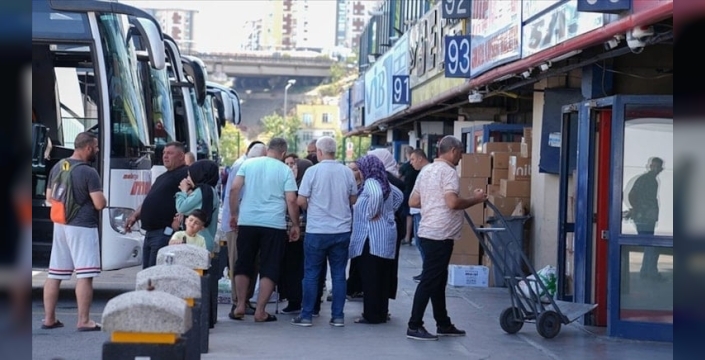 Bayram göçü İstanbul'u vurdu: Otobüs biletleri kapış kapış tükendi, ek seferler yetmeyebilir!