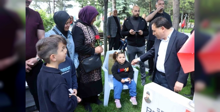 Bayram öncesi şehitlikte hüzünlü anlar: Vali Çiçek mezarları ziyaret etti
