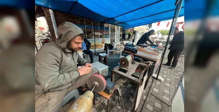 Bayram telaşı erkenden başladı: Tavşanlı'da bıçaklar keskinleşiyor