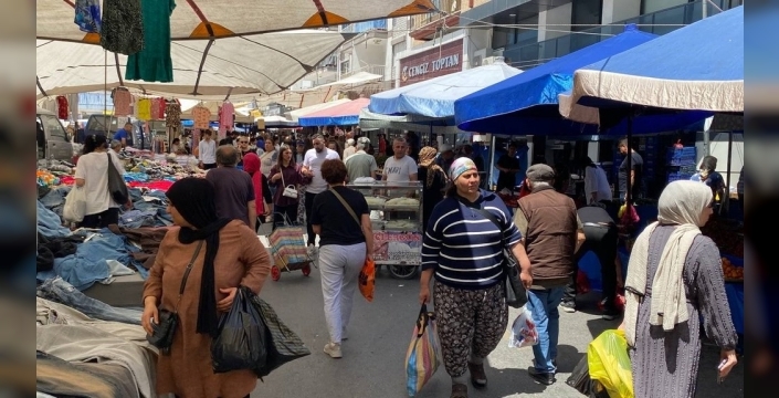 Bayram telaşı Salı Pazarı'nı coşturdu: Tezgahlarda bereket, esnafın yüzü güldü