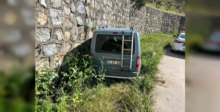Bilecik'te direksiyon bir anda kaydı: İstinat duvarı can aldı, 1 yaralı