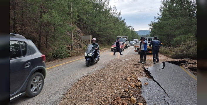 Bodrum'da isale hattı patladı: Yol dereye döndü
