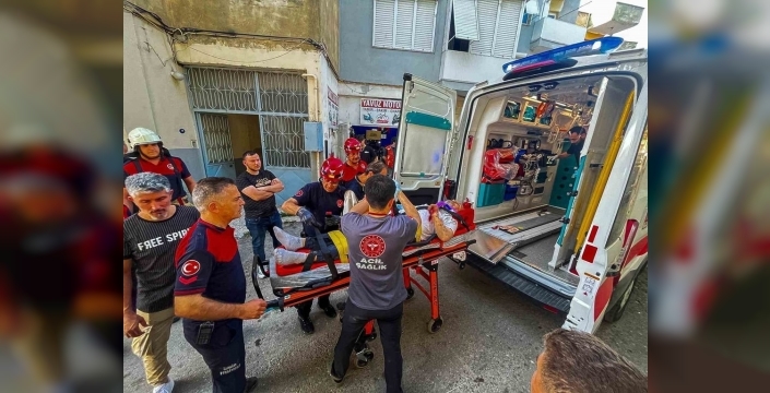 Buca'da nefes kesen kurtarma: Çatıdan düşen yaralı itfaiye ile hayata tutundu