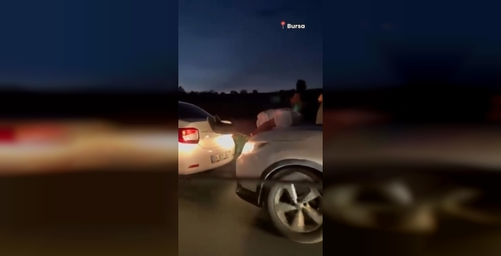 Bursa'da araç çekme yöntemi: Halat yoksa insan devreye girdi