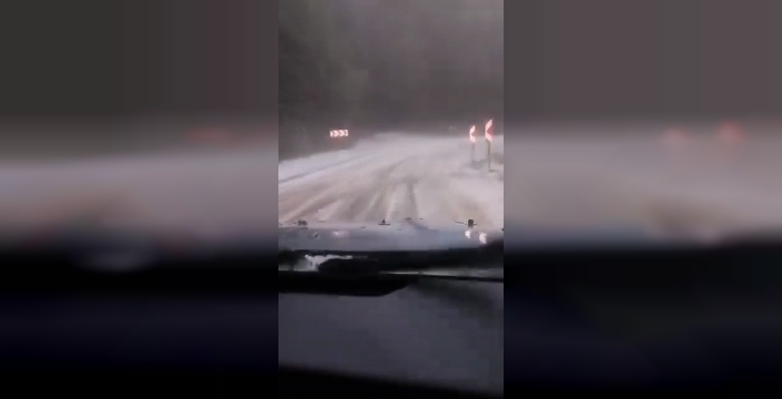 Bursa'da dolu yağışı yolları beyaz örtüyle kapladı