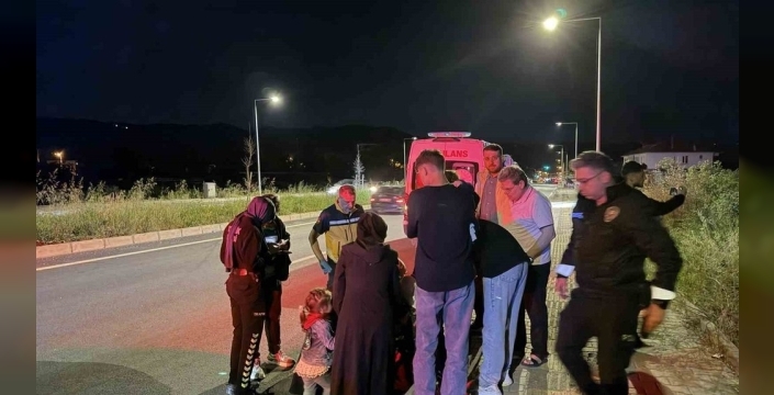 Bursa'da kontrolden çıkan otomobil tarlaya uçtu: 4 yaralı