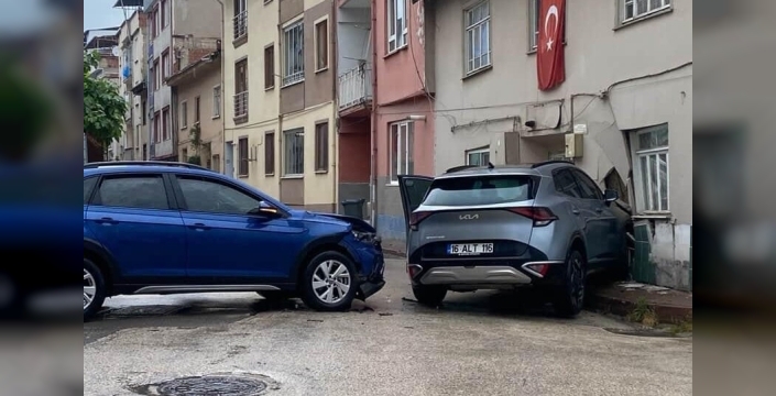 Bursa'da otomobil ile cip çarpıştı, evin içine girdi