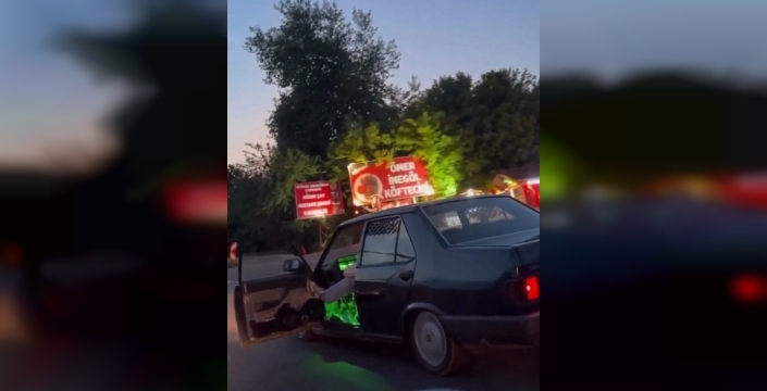 Bursa'da trafikte akıl almaz tehlike: Ayak kapıdan dışarıda!