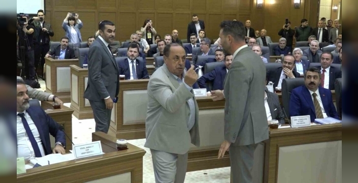 BUSKİ genel kurulunda gergin anlar: Vatandaş indirim talebiyle salona daldı