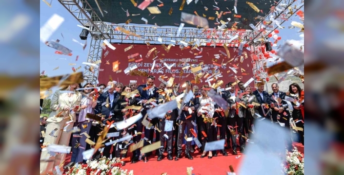 CHP Lideri Özgür Özel, İzmir'de Dev Spor Kompleksi Açılışında Hükümete Sert Çıktı: 'Engellemelere Teslim Olmayacağız!