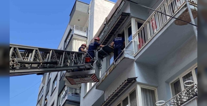 Dar merdivenler çaresiz bırakmadı: İtfaiye, yaşlı hastanın hayatını kurtardı