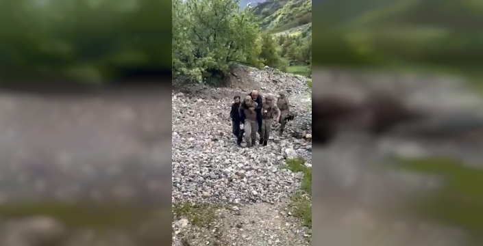 Doğa yürüyüşü kabusa döndü: Ayağını burkan vatandaşı jandarma sırtında hastaneye taşıdı