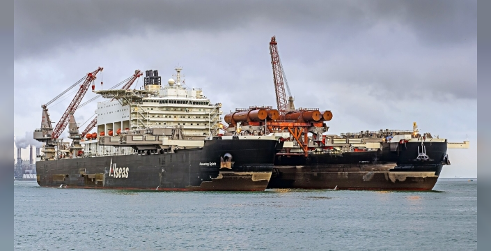 Dünyanın en büyük gemisi: Pioneering Spirit, dev petrol platformlarını yerinden oynatıyor