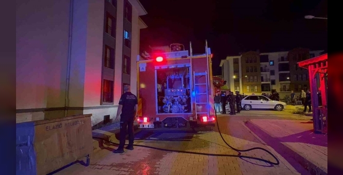 Elazığ'da apartman alevler içinde kaldı: 1 hamile kadın dahil 4 kişi etkilendi