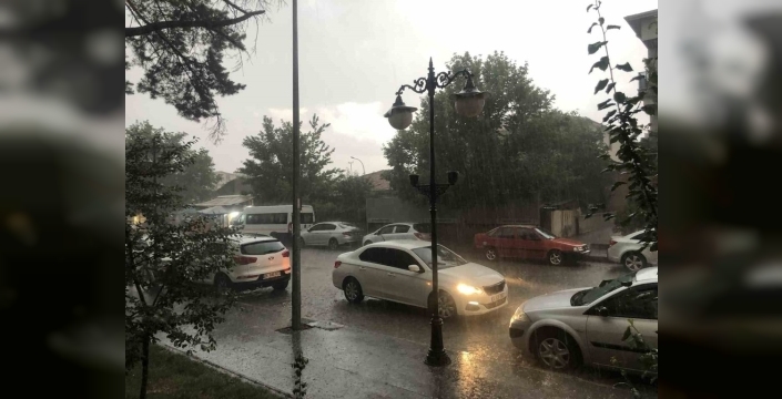 Erzincan'da gökyüzünden yağan dolu ve dağdan kopan topraklar yolu kapattı
