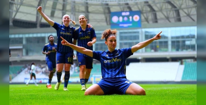 Fenerbahçe kadın futbolunda zafere ulaştı, ilk şampiyonluk kupası havaya kalktı