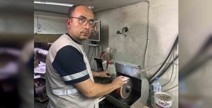 Görme engelli bıçak ustası, Kurban Bayramı için dükkanında sabahlıyor
