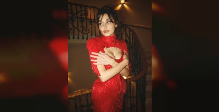 Hande Erçel’in kırmızı elbisesi sosyal medyayı salladı